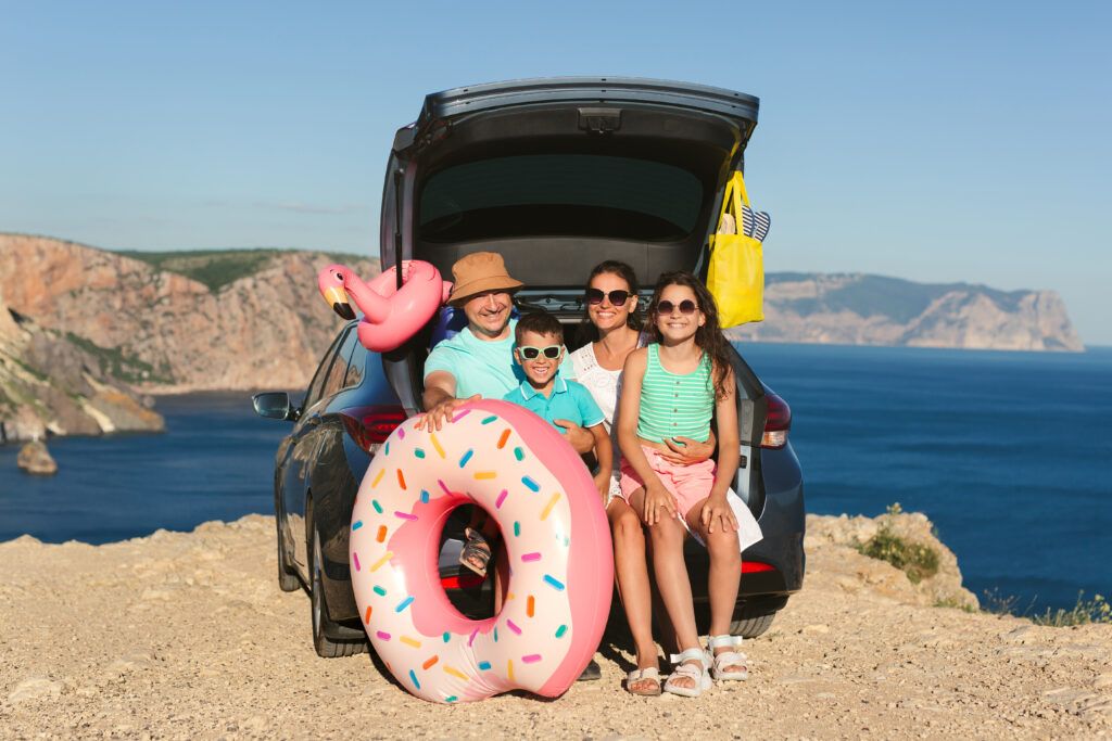 happy-family-is-sitting-trunk-car-with-sea-view-1024x683.jpg