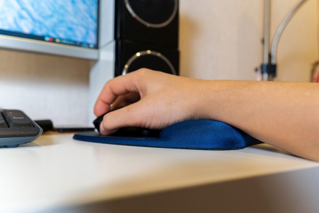 cropped-hand-using-computer-mouse-table-1024x683.jpg