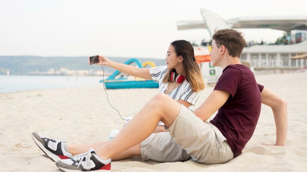 teenagers-taking-selfie-together-beach-1024x576.jpg