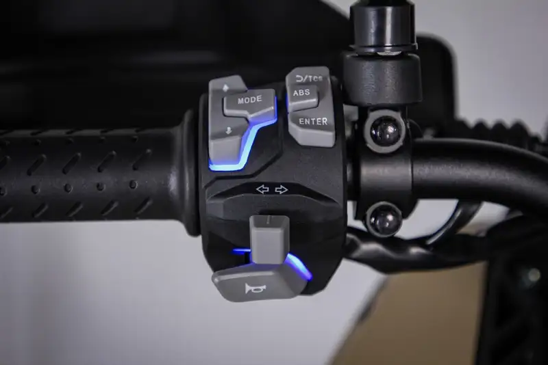 VOGE DS625X MAT CRNA